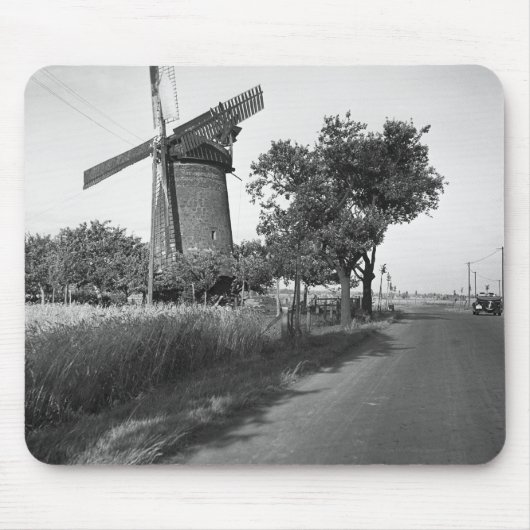 Landstraße und traditionelle Windmühle Mousepad (Vorne)