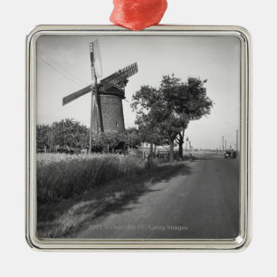 Landstraße und traditionelle Windmühle Ornament Aus Metall