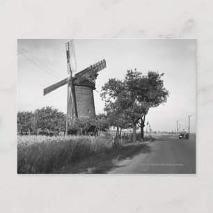 Landstraße und traditionelle Windmühle Postkarte