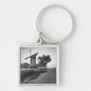 Landstraße und traditionelle Windmühle Schlüsselanhänger