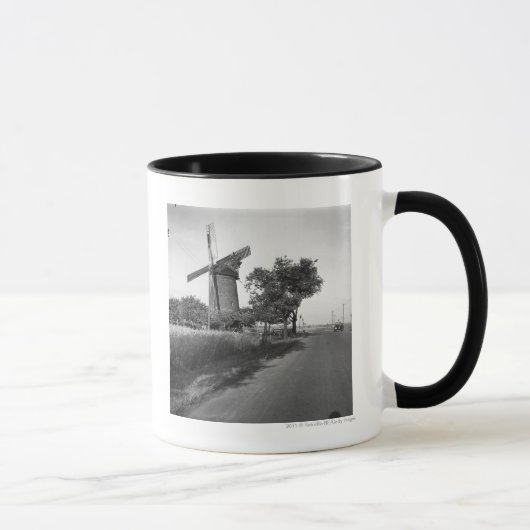 Landstraße und traditionelle Windmühle Tasse (Rechts)