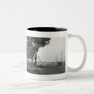 Landstraße und traditionelle Windmühle Zweifarbige Tasse