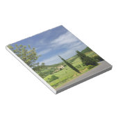 Landstrasse zwischen Zypressen in Notizblock (angewinkelt)