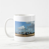 Landung von militärischem Flugzeug Kaffeetasse (Links)