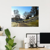 Landweg in einer frostigen Landschaft Poster (Heimbüro)