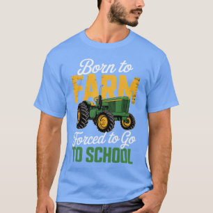 Landwirt auf dem Bauernhof muss mit Traktor zur Sc T-Shirt
