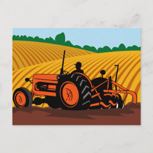 Landwirt fährt Traktor auf dem Feld Postkarte
