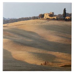 Landwirtschaftliches Feld bei Sonnenuntergang, Val Fliese