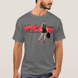 Lange Coole Frau in einem schwarzen Kleid Die Holl T-Shirt