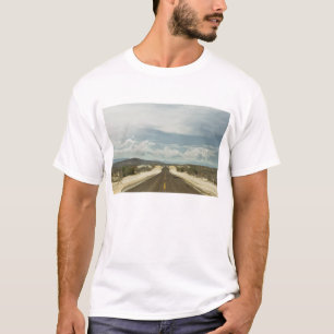 Lange gerade Straße durch Mexikaner Baja T-Shirt