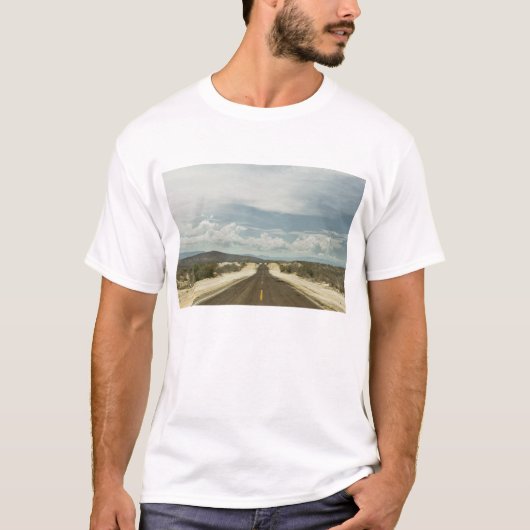 Lange gerade Straße durch Mexikaner Baja T-Shirt (Vorderseite)