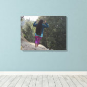 Lange Haar-Frau, die in den Wald geht Leinwanddruck (Insitu (Holzboden))