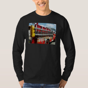Lange Leiter auf Löschfahrzeug T-Shirt