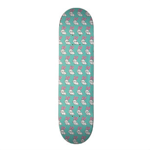 Lange Ohren des glücklichen weißen flaumigen Skateboard