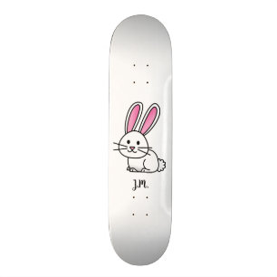Lange Ohren des glücklichen weißen flaumigen Skateboard