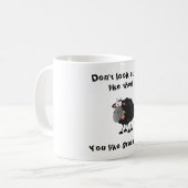 Lange verlorenes Lamm: Gras isst schwarzes Schaf Kaffeetasse (Vorderseite Links)