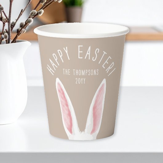 Lange weiße Hasenohren auf beigem Frohe Ostern Pappbecher