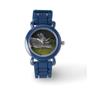 Langes graues Kaninchen springt über Felder Armbanduhr
