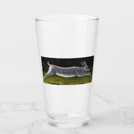 Langes graues Kaninchen springt über Felder Glas