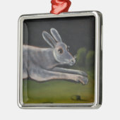 Langes graues Kaninchen springt über Felder Ornament Aus Metall (Links)