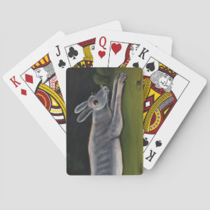 Langes graues Kaninchen springt über Felder Spielkarten