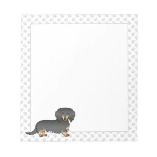 Langhaar-Dachshund-Cartroon-Hund mit schwarzem und Notizblock
