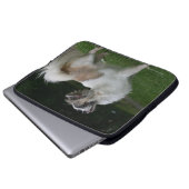 Langhaarige Chihuahua, die Kamera betrachten Laptopschutzhülle (Vorne Knopf)