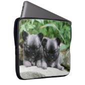 Langhaarige Chihuahua-Welpen Laptopschutzhülle (Vorne Rechts)