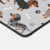 Langhaarige Dackel Paws and Bones Pattern Schreibtischunterlage (Ecke)