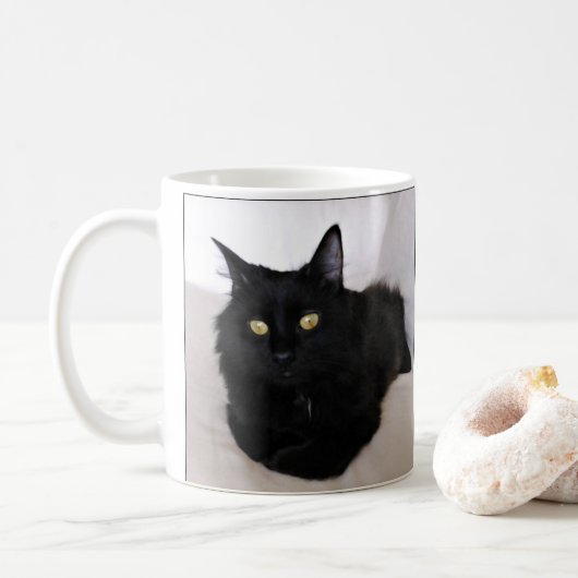 Langhaarige Schwarze Katze Entspannen auf dem Sofa Kaffeetasse (Mit Donut)