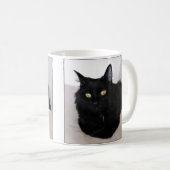 Langhaarige Schwarze Katze Entspannen auf dem Sofa Kaffeetasse (VorderseiteRechts)