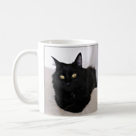 Langhaarige Schwarze Katze Entspannen auf dem Sofa Kaffeetasse (Links)