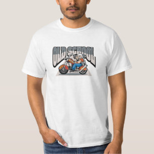 Langhaariger alte Schulradfahrer auf geflammtem T-Shirt