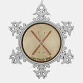 Langlaufski auf altem Papier Schneeflocken Zinn-Ornament (Vorderseite)