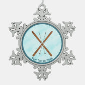 Langlaufski im Schnee Schneeflocken Zinn-Ornament (Vorderseite)