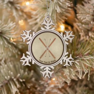Langlaufskier auf altem Papier Schneeflocken Zinn-Ornament