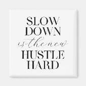 Langsam ist das neue harte Durcheinander Magnet (Vorne)