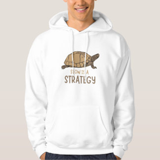 Langsam ist eine Strategie – Minimales Zitatdesign Hoodie