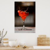Langsam ist genug: Lebendiger roter Cocktail-Sprit Poster (Küche)