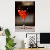 Langsam ist genug: Lebendiger roter Cocktail-Sprit Poster (Heimbüro)
