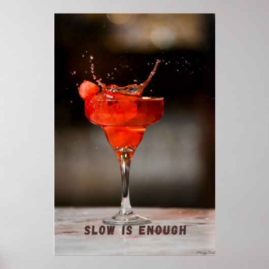 Langsam ist genug: Lebendiger roter Cocktail-Sprit Poster (Vorne)