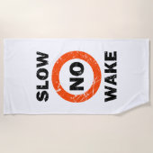 LANGSAM KEIN GEWECKT Grunge Nautical Signage Style Strandtuch (Vorderseite)