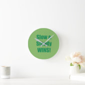 Langsam und stetig GEWINNT! Runde Wanduhr (Zuhause)