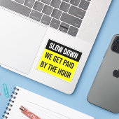 Langsam werden wir stündlich bezahlt aufkleber (Laptop mit iPhone)