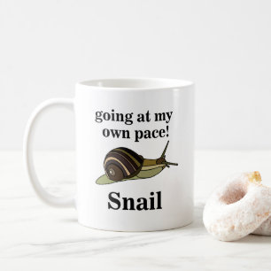 Langsam wie eine Schnecke, die in ihrem eigenen Te Kaffeetasse