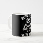 Langsamer Fluss Langsame Seele Faultier Yoga Medit Kaffeetasse (Vorderseite Links)