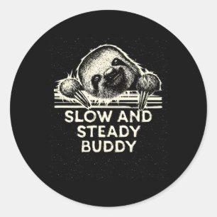 Langsamer und stetiger Buddy Sloth Lazy Sloth Them Runder Aufkleber