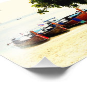 Langschwanzboote auf Hong Island, Thailand Print Fotodruck (Ecke)