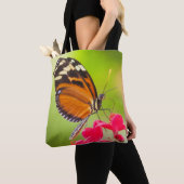 Langschwanzschmetterling auf roter Blume Tasche (Von Nahem)
