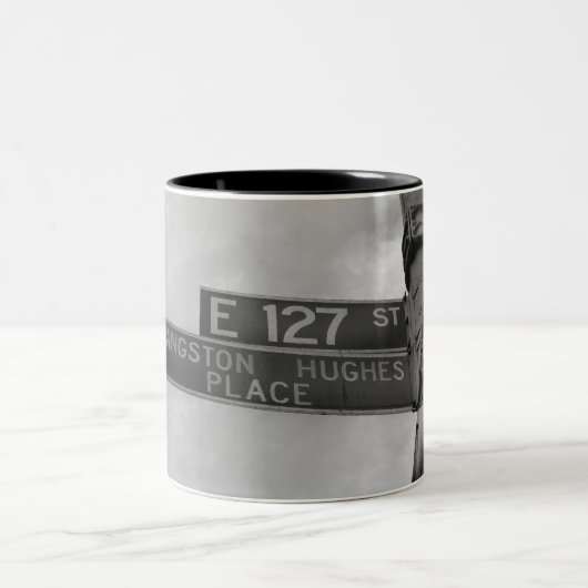 Langston Hughes Platz-Tasse Zweifarbige Tasse (Mittel)